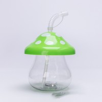 Le nouveau champignon de haut niveau d'apparence de dessin animé créatif peut briller avec des lumières bouteille de boisson de jus de paille en plastique jetable