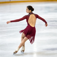 Robe de patinage artistique pour filles, bordeaux, col montant, manches longues, dos ouvert, ornée de strass, jupe asymétrique, pour compétition