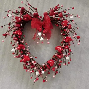 Roter Herz kranz zum Valentinstag mit roten Bändern, Wandbehang zum Valentinstag für Tür-oder Außen dekoration