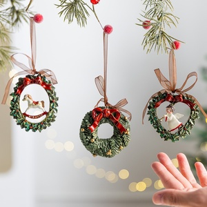 Ornements de Noël en résine peints à la main, style occidental européen transfrontalier, motifs ange, chaussette et couronne, finition polie pour arbre - Product Image 2