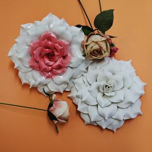 Art mural OEM <span class=keywords><strong>pour</strong></span> la maison, décoration 3D, sculpture artisanale, grande rose en <span class=keywords><strong>céramique</strong></span> rose personnalisée, fleur en porcelaine <span class=keywords><strong>pour</strong></span> les <span class=keywords><strong>tombes</strong></span>, décorative - Product Image 1
