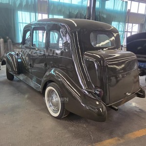 Auto Clásico Verde Vintage Restaurado con Acabado Brillante y Neumáticos con Banda Blanca - Product Image 5
