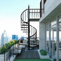 Escalier en spirale extérieur industriel avec garde-corps vertical en acier au carbone noir mat pour usage minimaliste sur patio