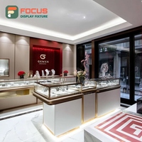 Fabricant de mobilier sur mesure pour bijouteries, vitrine de comptoir de centre commercial à finition stratifiée haute visibilité