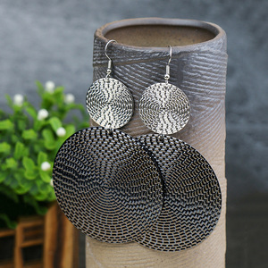 Boucles d'oreilles pendantes tendance en alliage plaqué argent antique, bijoux de fête vintage pour femmes - Product Image 2