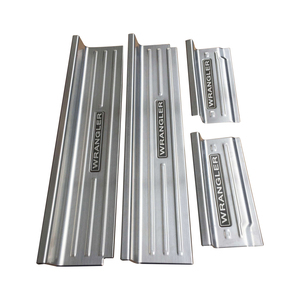 Plaque <span class=keywords><strong>de</strong></span> <span class=keywords><strong>seuil</strong></span> <span class=keywords><strong>de</strong></span> <span class=keywords><strong>porte</strong></span> en <span class=keywords><strong>acier</strong></span> inoxydable argenté Bandes <span class=keywords><strong>de</strong></span> <span class=keywords><strong>seuil</strong></span> externes pour jeep wrangler jl 2018 + JL1040 - Product Image 1