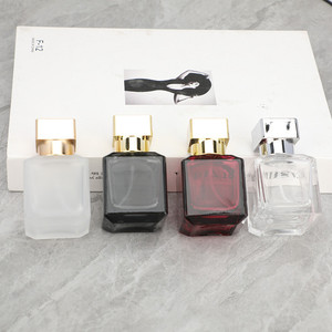 50ml <span class=keywords><strong>di</strong></span> grande capacità 50ml <span class=keywords><strong>di</strong></span> fascia alta <span class=keywords><strong>di</strong></span> forma quadrata <span class=keywords><strong>di</strong></span> <span class=keywords><strong>vetro</strong></span> profumo Spray bottiglie Dispenser con alluminio oro spruzzatore pompa Contaniers - Product Image 5