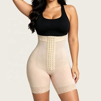Shorty gainant sculptant intégral grande taille à maintien moyen, avec bretelles réglables, effet rehausseur de fesses et broderie