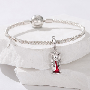 Pendentif squelette sablier mignon en zircon plaqué argent avec émail rouge, style néo-gothique, cadeau unisexe, bijoux en alliage de laiton - Product Image 3