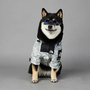 Chubasquero de perro grande de moda <span class=keywords><strong>North</strong></span> <span class=keywords><strong>Face</strong></span> 2025, chaqueta de invierno para mascotas, diseño de bandera americana, poliéster duradero clásico de verano a prueba de viento - Product Image 6