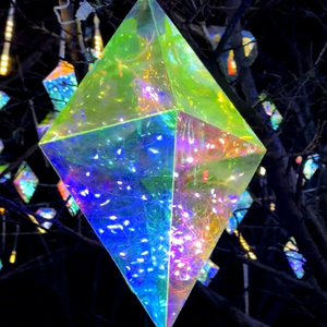 Lumière suspendue de Noël en diamant irisé avec éclat LED facetté pour une décoration de fête élégante - Product Image 1