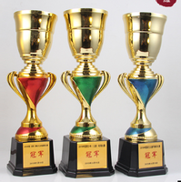 Fabriqué en usine Vert Rouge Bleu Couleur Haute En Plastique Football Coupe Trophée Base Noire Plaqué Or Grand Sport Coupe Trophée Nager