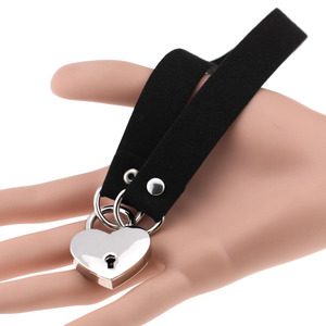 Collana Choker Harajuku con Lucchetto a Cuore e Chiavi, Fatta a Mano, Borchiata, Stile Punk Gotico, con Ciondolo a Lucchetto - Product Image 6
