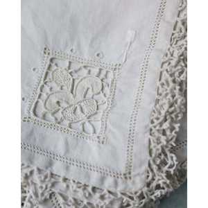 Set di Quattro Tovaglioli in Lino Ricamati con Pizzo Mirellas, Eleganti Tovaglioli per Cena/Aperitivo da Tavola - Product Image 2