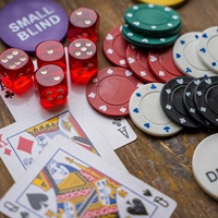 Fournisseur direct d'usine - Dés en plastique noir de 10 mm D20 D6 avec coins et points blancs, logo personnalisé pour plateau à dés de casino et de jeux de société