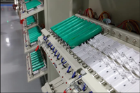 Máquina clasificadora de capacidad de baterías de litio horizontales de 256 canales, 5V 20A, de bajo consumo, probador de carga y descarga de baterías cilíndricas