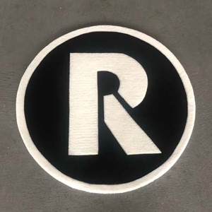Tapis personnalisé à une lettre, tufté à la main, à poils longs, antidérapant, design minimaliste, avec initiales ou logos d'acronymes de marque - Product Image 1