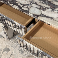 Table console en marbre blanc de luxe avec veines noires, pieds cannelés, design moderne, durable, écologique, meubles de salon