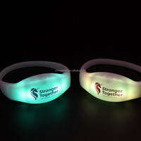 Bracelets en silicone réutilisables avec lumières LED multicolores, idéaux pour les concerts, les festivals et les activités nocturnes