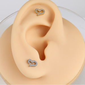 Labret en titane ASTM F136 pour enfant, motif cœur, fileté intérieurement, pavé de zircone cubique, creux, pour cartilage d'oreille, hélix, tragus, plaqué or 18 carats - Product Image 4