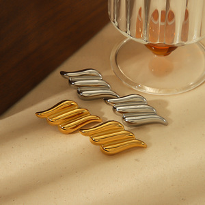 Elegantes pendientes de aro con forma de ala en oro de 18k para mujer, joyería de moda. - Product Image 2