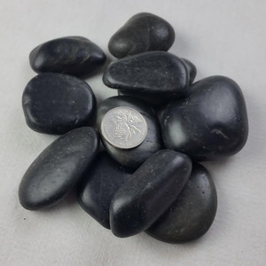 Venta de Fábrica: Piedras de Guijarro Negras Pulimentadas, Guijarros Naturales de Río para Jardín - Product Image 1