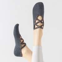 Chaussettes de yoga léopard à lanières croisées, sans talon, antidérapantes, légères et de haute qualité pour Pilates, Barre et Fitness – Coupe basse