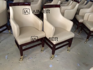 Sièges <span class=keywords><strong>de</strong></span> casino personnalisés Tapis doré Roue en aluminium Machine à sous VP Sièges Matériau en cuir texturé Chaises <span class=keywords><strong>de</strong></span> poker Baccarat - Product Image 4