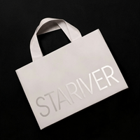 Sac en papier gris personnalisé avec logo imprimé de la même couleur, poignées en ruban satiné, plusieurs tailles pour l'emballage de bijoux, cosmétiques et vêtements