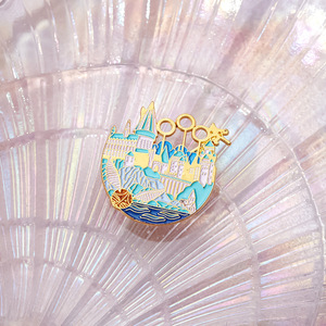 Pins Metálicos Esmaltados de Alta Calidad con Diseño de Castillo Mágico Dorado y Fantasma Bajo la Luz de la Luna, Acabado Pulido - Product Image 2