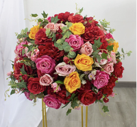 Große Rote Rosen sind mit künstlichen Blumenkugeln verziert, Hochzeitstischdekoration und Hochzeitsblumendekorationen