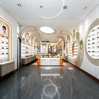 Magasin de vente au détail optique contemporain avec étagères ouvertes à niveaux et vitrines rondes éclairées