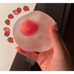 Juguete Antiestrés de Mochi con Forma de Fresa Entera y Azúcar de Malta: Alivia el Estrés, Combate la Frustración, Juguete de Compresión de Rebote Lento - Product Image 6