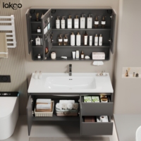 Cermin rias pintar aluminium modern dengan lampu LED tahan air, terpasang di dinding, dan kabinet kamar mandi dengan wastafel keramik