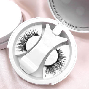 Venta al por mayor de <span class=keywords><strong>pestañas</strong></span> magnéticas de tres ojos personalizadas, <span class=keywords><strong>pelo</strong></span> sintético reutilizable, delineador de ojos con aplicador sin pegamento, modelo CC Curl - Product Image 1