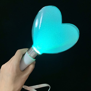 Varita Mágica de Plástico con Luces LED, Palos Luminosos Divertidos con Destello Automático, Funciona con Pilas AAA, Decoración para Fiestas y Conciertos al Aire Libre para Niños - Product Image 4
