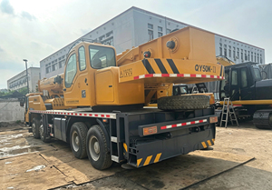 Grue mobile hydraulique QY50 d'occasion en bon état, flèche entièrement extensible, cabine climatisée pour projets de levage et construction de ponts - Product Image 3