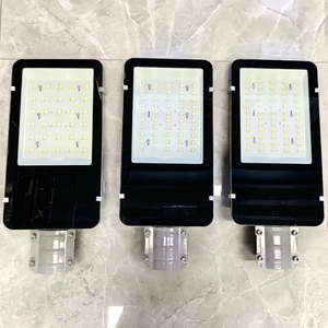 ไฟถนนโซลาร์เซลล์ 100W LED อะลูมิเนียมหล่อขึ้นรูป IP67 ติดผนังภายนอกอาคาร แสงสว่าง 6000K แสงกลางวัน โมโนไซเซลล์ ได้รับการรับรองมาตรฐาน CE/RoHS - Product Image 1