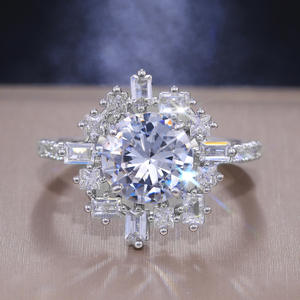 Anello di Fidanzamento F471 per Donna in Oro Bianco con Diamante Taglio Brillante Rotondo Colore D Naturale e Pietre Laterali a Baguette - Product Image 4