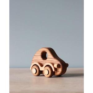 Coche de juguete de madera minimalista y ecológico para niños con bordes redondeados suaves, seguro para jugar e ideal para actividades de aprendizaje. - Product Image 6