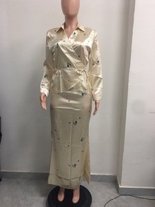 ชุดใหม่สำหรับผู้หญิง: เสื้อแขนยาวผ้าซาตินผูกเอวสุดหรู พร้อมกระโปรง - ชุดลำลอง 2 ชิ้น แฟชั่น - Product Image 4