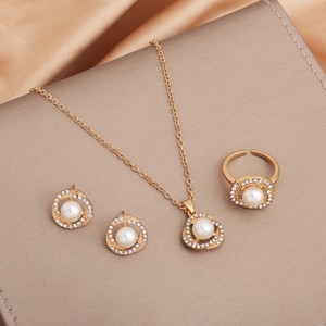 Juego de Joyería de Lujo Ligero, Elegante, Francés, con Perlas, Aretes, Collar y Anillo para Mujer, Accesorios de Alta Calidad con Pedrería - Product Image 1