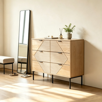 Commode moderne de luxe à 6 tiroirs en bois grainé avec façades géométriques cannelées et poignées dorées, coffre de rangement contemporain pour chambre à coucher
