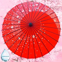 Parapluie artisanal en papier huilé rouge, style néoclassique, imperméable, avec baleines en bambou pratiques ; idéal comme accessoire de danse ou objet décoratif