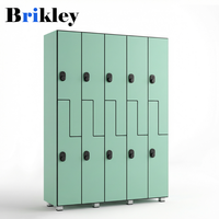 Armoire de vestiaire Brikley en stratifié compact phénolique HPL, résistante au feu, durable et imperméable, idéale pour les gymnases.