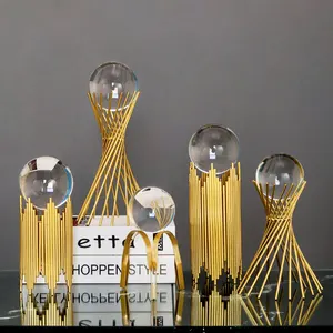 Decorazioni dorate per matrimoni ornamenti di sfere di cristallo di lusso nordico design di linee metalliche armadio per soggiorno di casa creativa