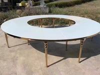 Table de salle à manger Serpentine Wedding Moon en acier inoxydable couleur or avec trois pieds sphériques