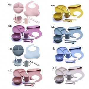 Set de Alimentación para Bebés de Silicona Libre de BPA, Incluye Tenedor, Cuchara y Baberos con Succión USSE para Niños - Product Image 6