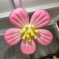 Décor photo géant gonflable en forme de fleur rose avec des étamines jaunes pour l'affichage dans les centres commerciaux
