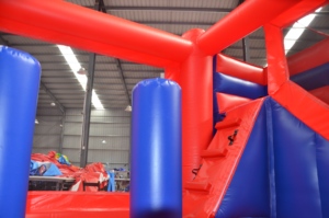 Il <span class=keywords><strong>Castello</strong></span> Gonfiabile a Tema Spider-Man nel Parco Giochi per Bambini all'Aperto Ha una Struttura Robusta e un Tema Distintivo. - Product Image 3